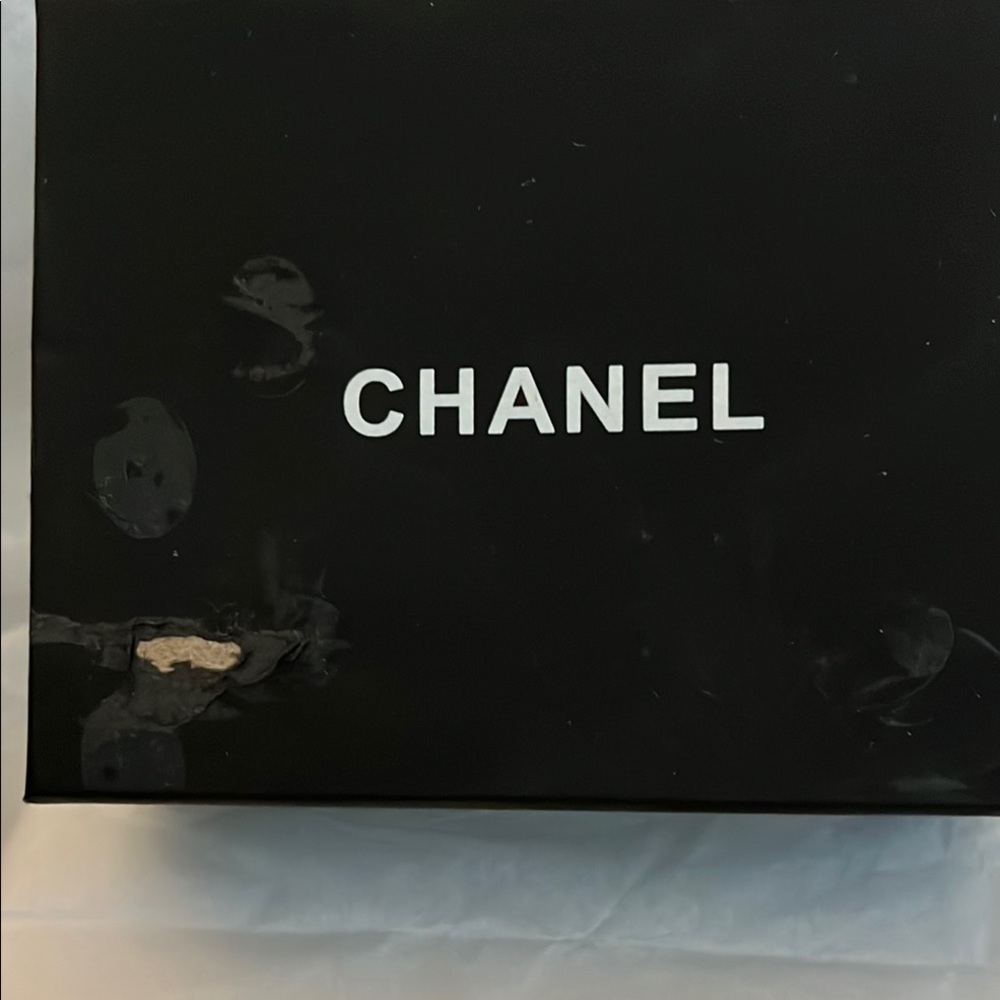 Vintage CHANEL Gold Logo Hoop Clip On Earrings - Picture 3 of 13